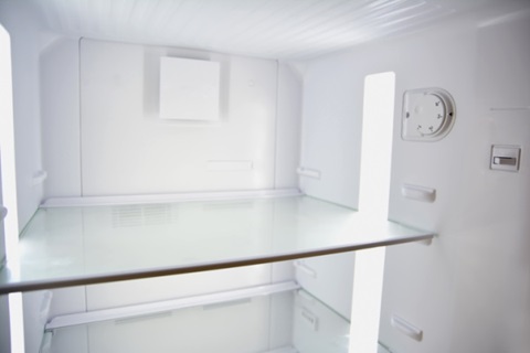 Régage du thermostat à l'intérieur d'un frigo.
